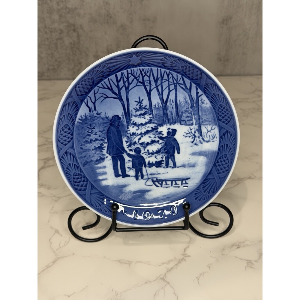 Royal Copenhagen 1979 Christmas Plate Choosing the Christmas Tree Blue White